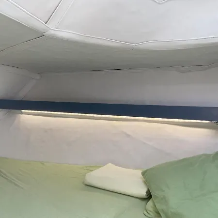 Location Un Petit Voilier Hotel en barco