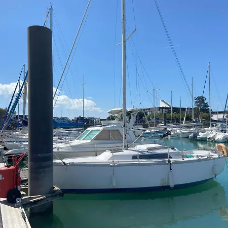 Botel Location Un Petit Voilier