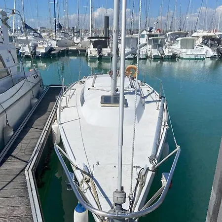 Botel Location Un Petit Voilier *