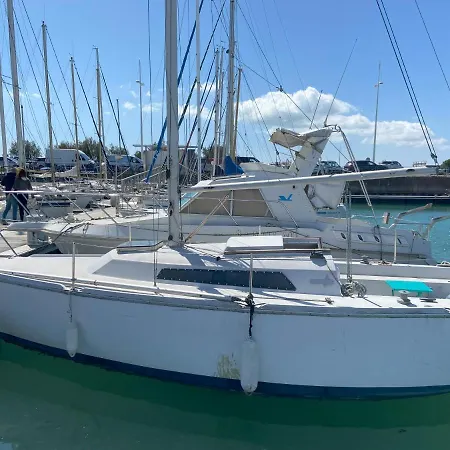 Botel Location Un Petit Voilier